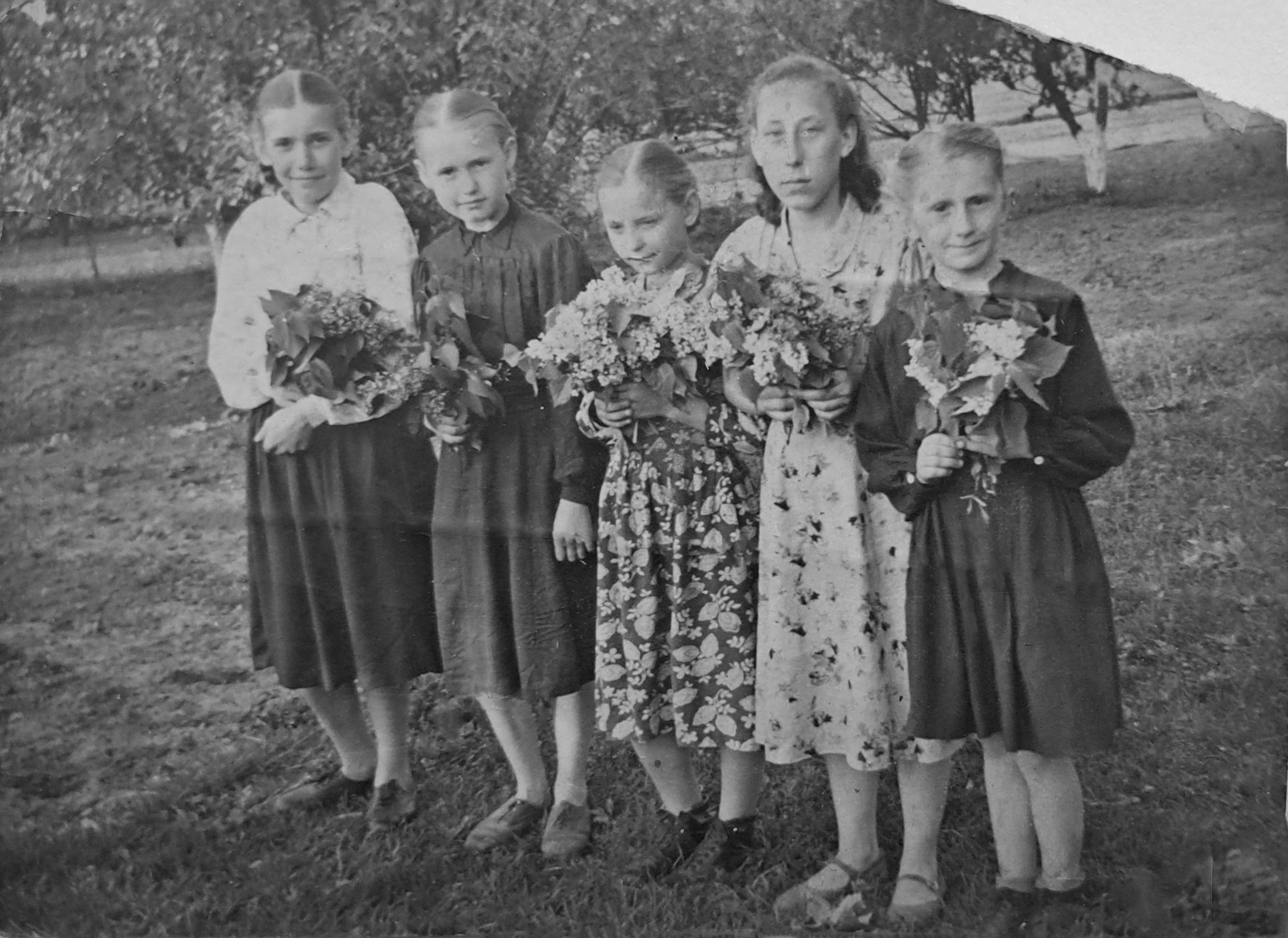 Діти з квітами, м.Деражня