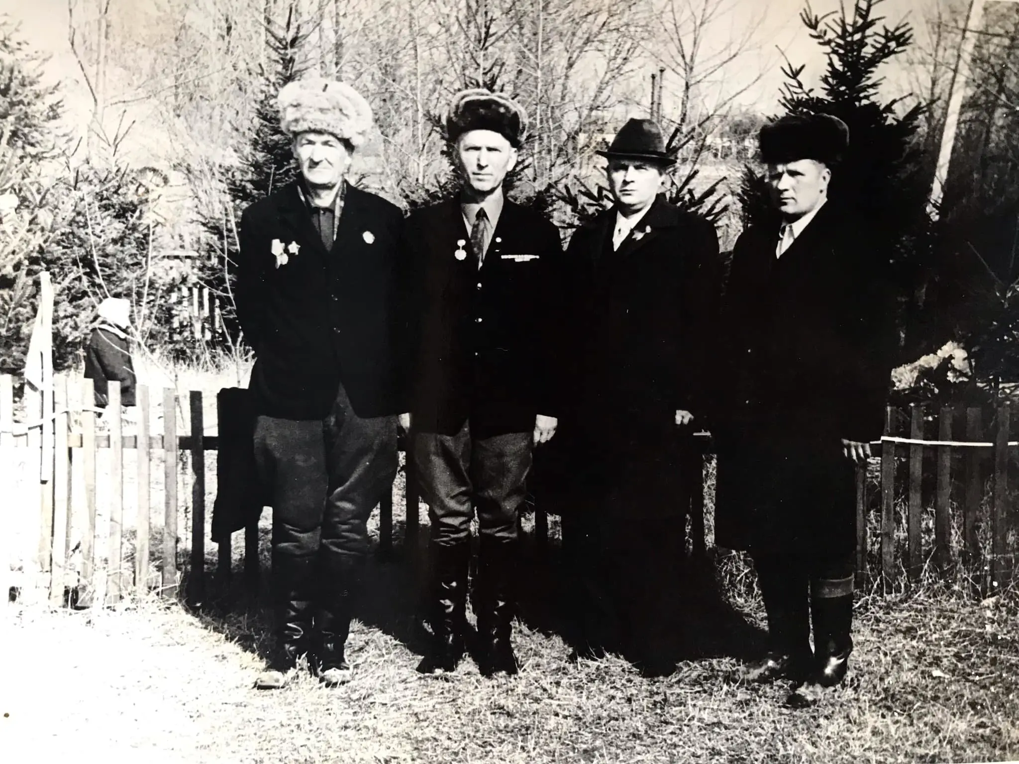 Групове фото, с.Нижнє, 1972-1974