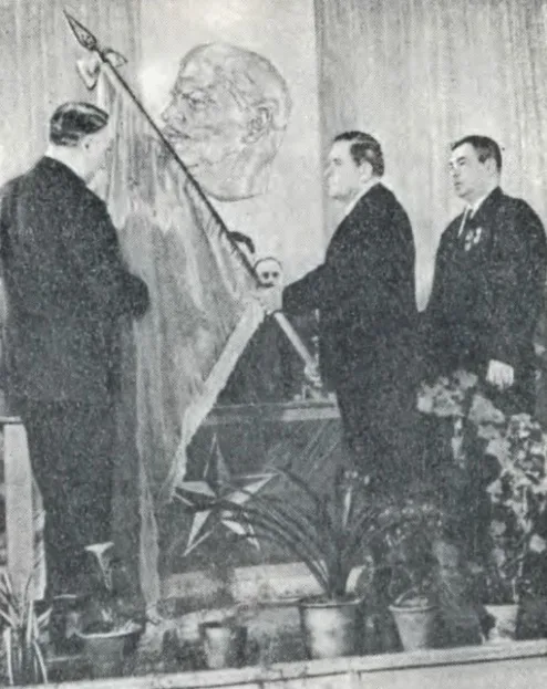 Прикріплення ордену до прапору колгоспу "Україна", с.Маків, 1971