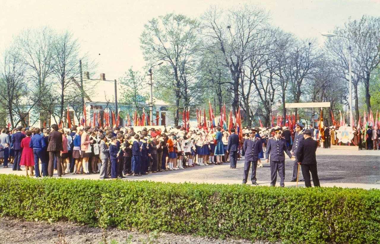 Площа перед адміністрацією, м.Деражня