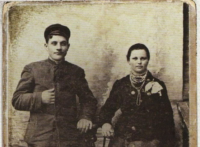 Подружня пара, м.Кривий Ріг. 1900/1920. Веселі Терни, площа Козака Шрама, Терни, Веселі Терни, Тернівський район, Кривий Ріг, Криворізька міська громада, Криворізький район,...