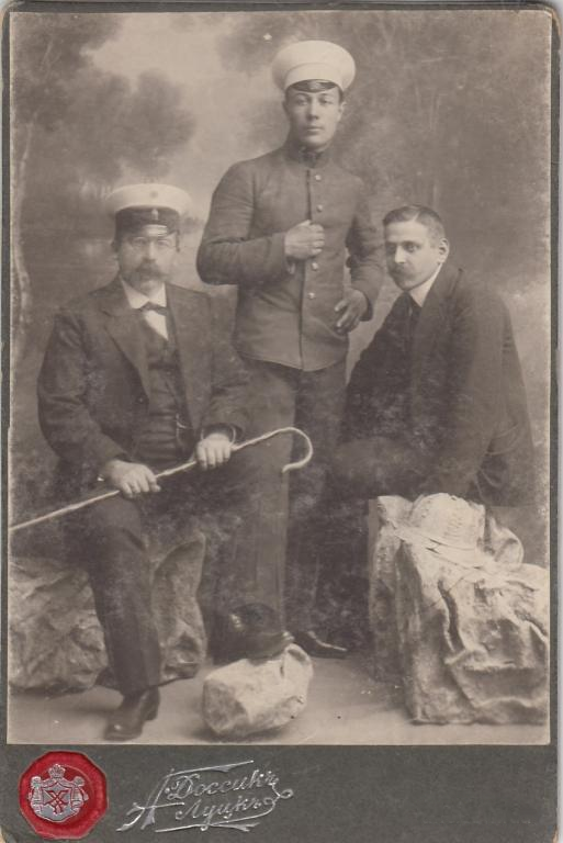 Військові з кокардою, м.Луцьк. 1900/1918. Інтер-Атлетика, 15, вулиця Лесі Українки, Старе Місто, Луцьк, Луцька міська громада, Луцький район, Волинська область, 43025, Україна