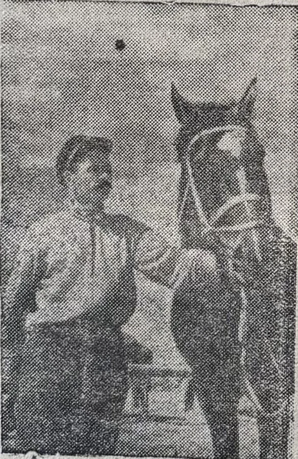 Завідувач конеферми Г. І. Басай з племінним конем. 1940-08-20. колгосп імені Комінтерну, Петровський район, Київська область