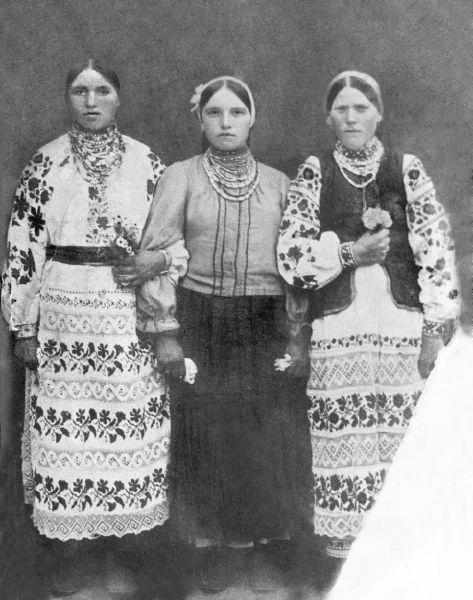 Жителі у традиційному одязі, с.Новошипеличі, 1910