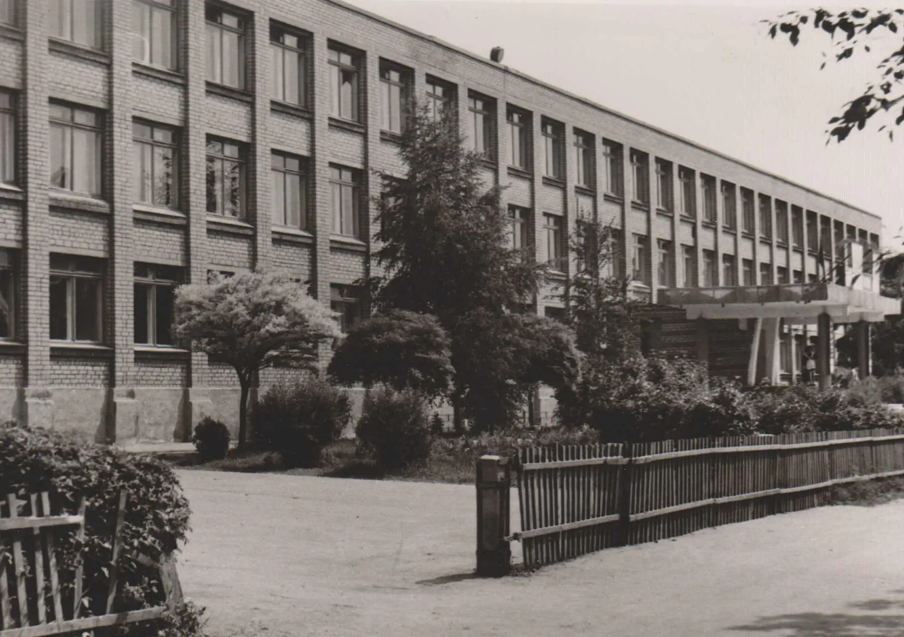 Школа №108, м.Кривий Ріг, 1970-ті. 1970/1979. Гімназія №108, вулиця Героїв АТО, Новинка, Соборності, Довгинцівський район, Кривий Ріг, Криворізька міська громада, Криворізький...