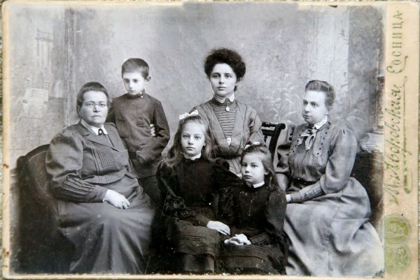 Гувернантка Антейкер Є. А. (Ленчевська) в сім’ї, с-ще Сосниця, 1908