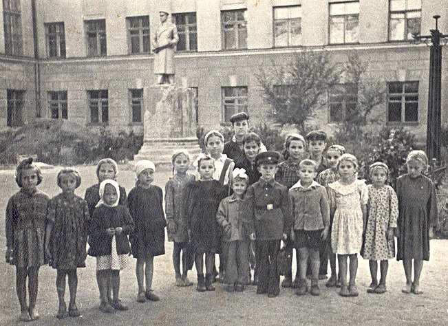 Діти в середній школі №16, м.Кривий Ріг