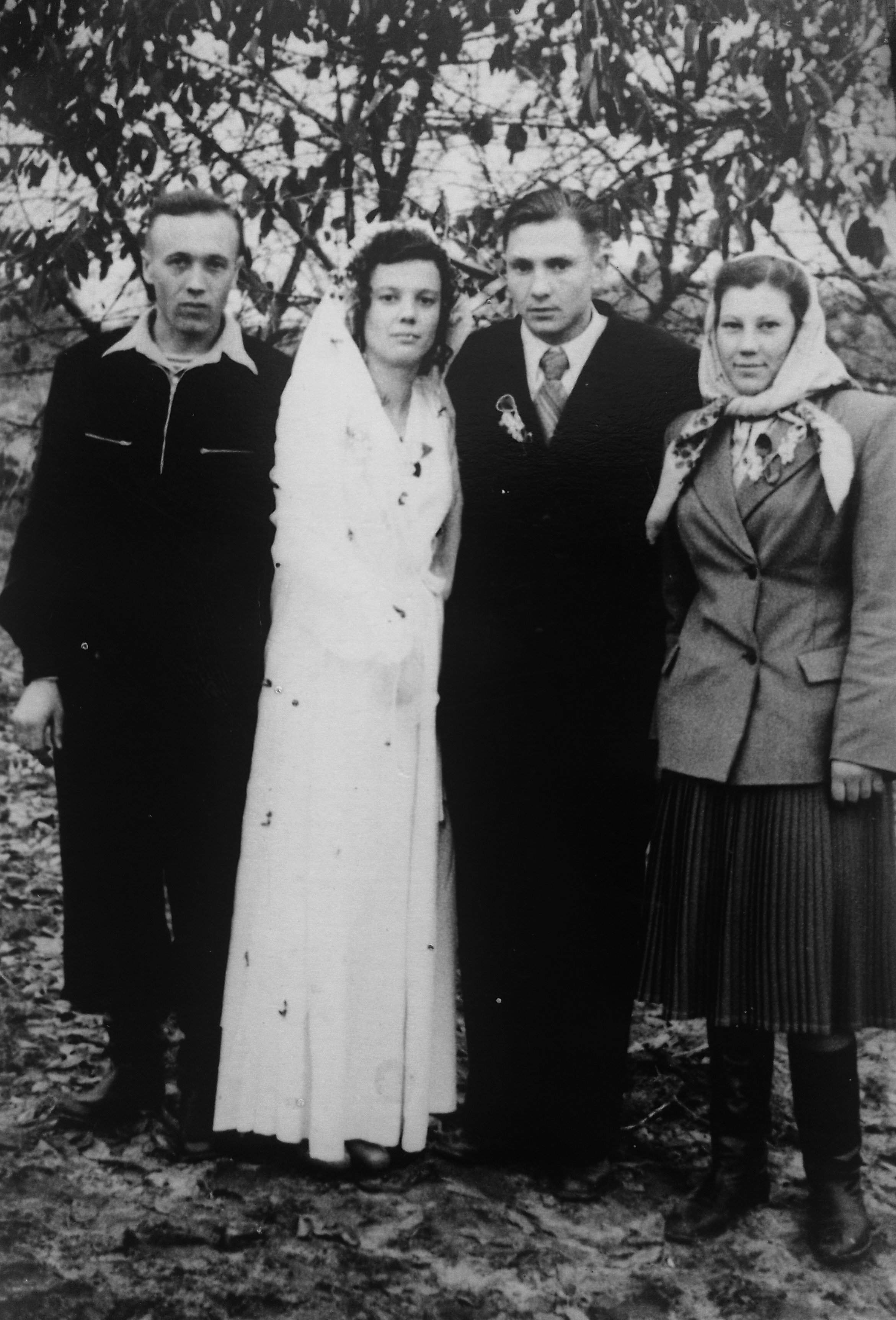 Весілля, невідомі наречені, Київ, 1941-1943. 1941/1943. вулиця Ореста Васкула, Святошин, Святошинський район, Київ, 03155, Україна. Федора Василівна Коваленко (Квікер),...